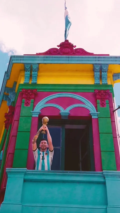 Vertical of Lionel Messi soccer icon of Argentina with world cup statue in 库存影片 325507950