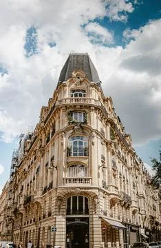 Vertical low angle of a beautiful building  against a cloudy sky, Paris 스톡 사진