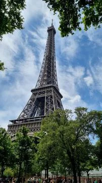 Vertical low angle of the beautiful Eiffel Tower on a bright usnny day in Paris 스톡 사진