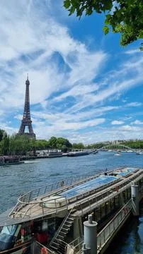 Vertical low angle of the beautiful Eiffel Tower on a bright usnny day in Paris Foto stock