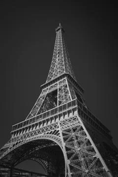 Vertical low angle grayscale shot of the Eiffel Tower in Paris, France 스톡 사진