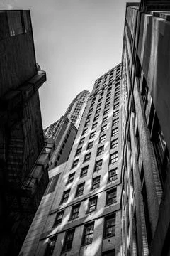 Vertical low angle grayscale shot of a high rise skyscraper building in Chicago Fotos de archivo