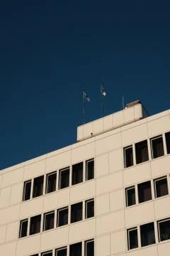 A vertical low angle shot of an angular building on a blue sky background-per Fotos Stock