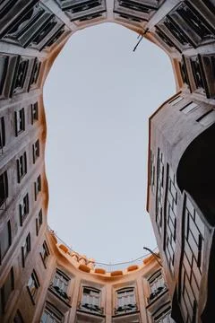 Vertical low angle shot of a blue sky through a rounded building in Barcelona, S Fotos de archivo