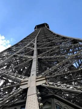 Vertical low angle shot of Eiffel Tower in Paris, France Foto stock