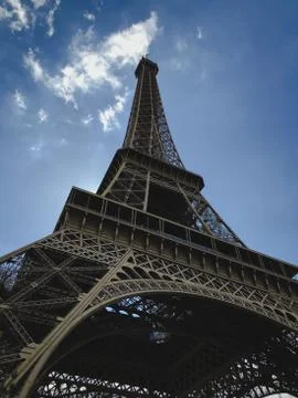 Vertical low angle shot of Eiffel Tower in Paris Foto stock