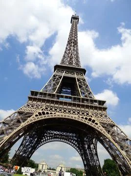 Vertical low angle shot of the Eiffel Tower on a sunny day in Paris, France 스톡 사진