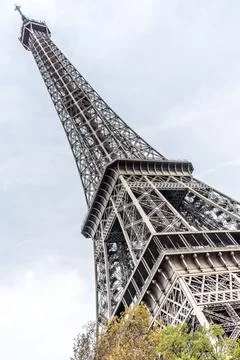 Vertical low angle shot of the Eiffel Towe in the daytime Paris, France 스톡 사진