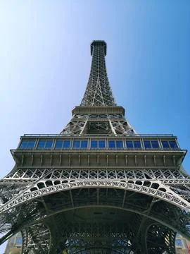 Vertical low angle shot of the Eiffel Tower under a clear blue sky Stockfoto's