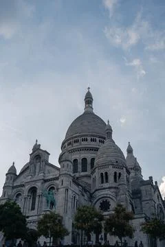 Vertical low angle shot of the historic Basilica of Montmartre, Paris, France 스톡 사진