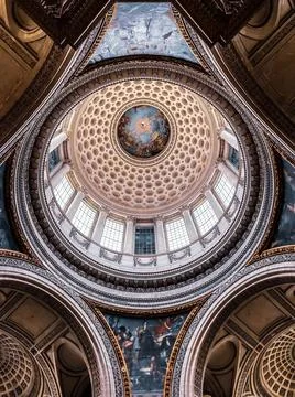 Vertical low angle shot of inside of cupola of the Pantheon church in Paris, Fra Foto stock