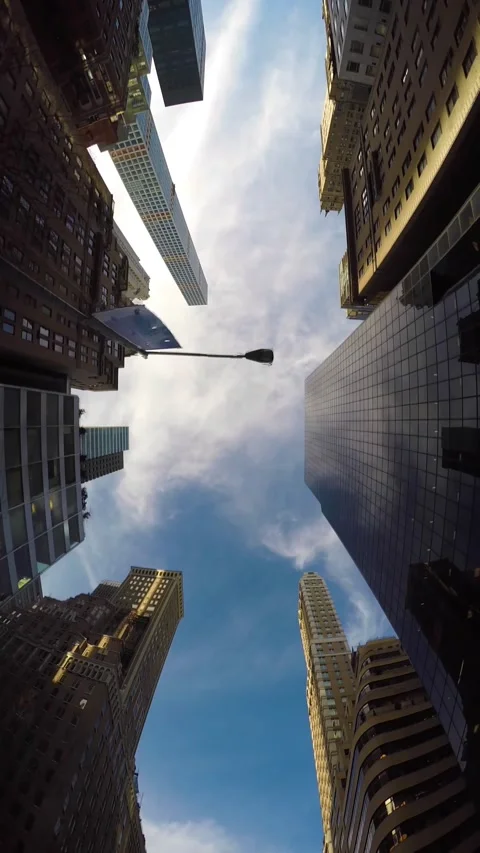 Vertical low angle shot looking straight up at towering skyscrapers 库存影片 342897554