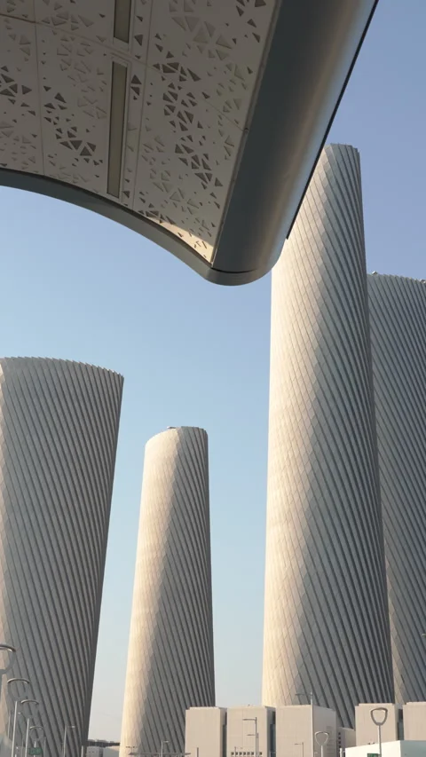 Vertical low angle steady shot of futuristic twisting Lusail Plaza Towers. 库存影片 337411475