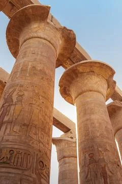 Vertical low angle view of ancient corridor and columns of Karnak temple co.. Foto stock