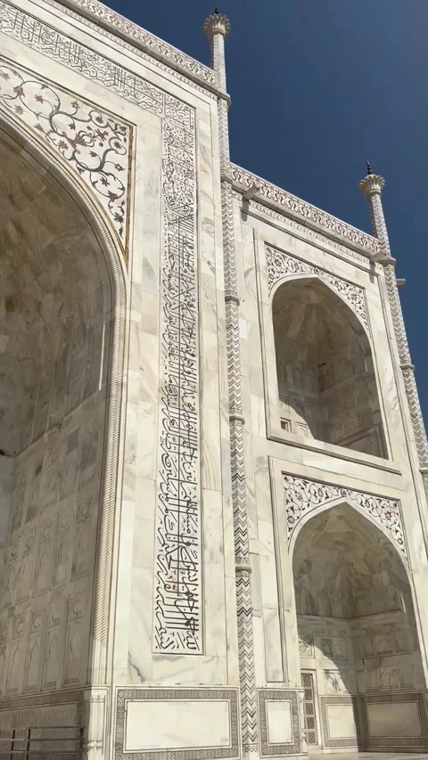 Vertical low angle view of ornate white marble calligraphy on Taj Mahal facade 動画素材 342968364