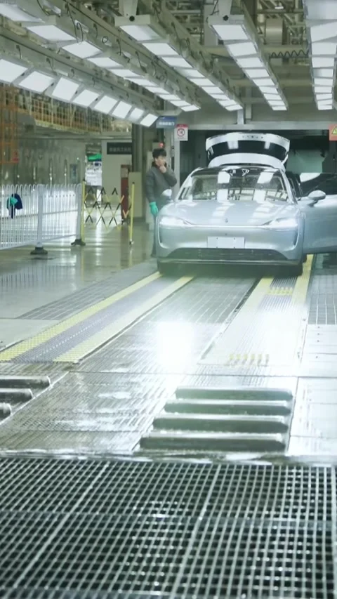 Vertical Luxury Electric Vehicle at Final Quality Inspection Tunnel in China Видео 332955802