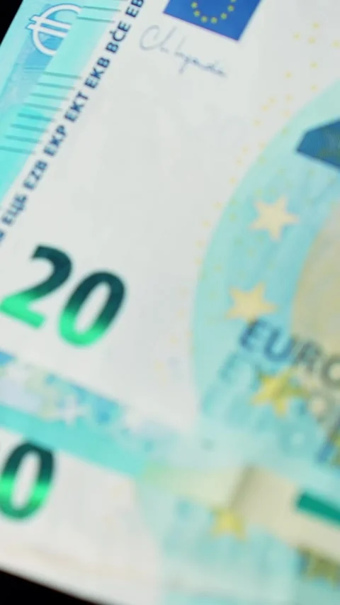 Vertical macro shot of €20 banknotes on a black table with copy space and Vidéo 331318213