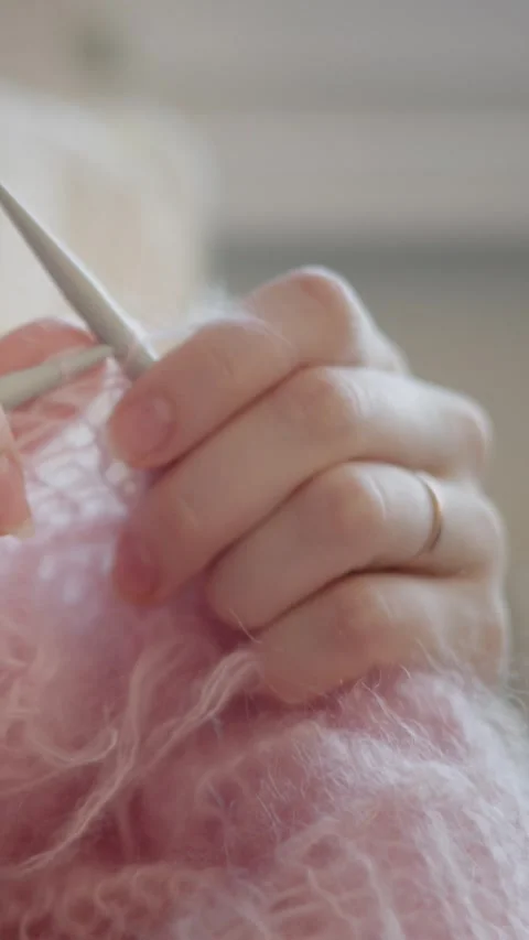 Vertical Macro Shot of Hands Knitting Pink Wool Видео 331161759