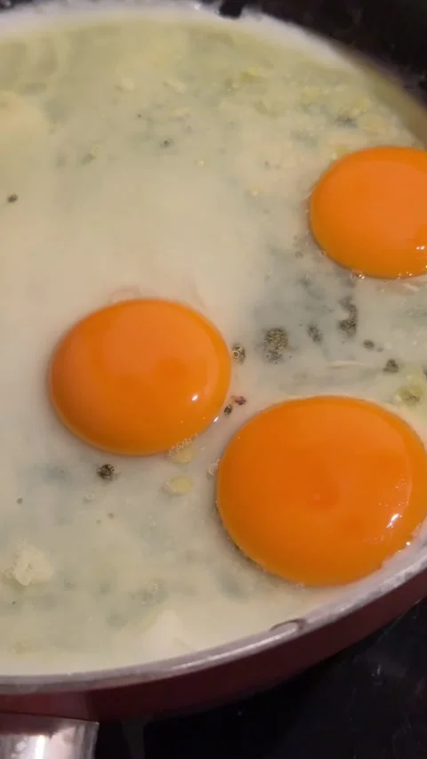 Vertical Macro Zoom In Shot Of Multiple Raw Eggs Frying In Hot Oil Pan Stock-Footage 346596734