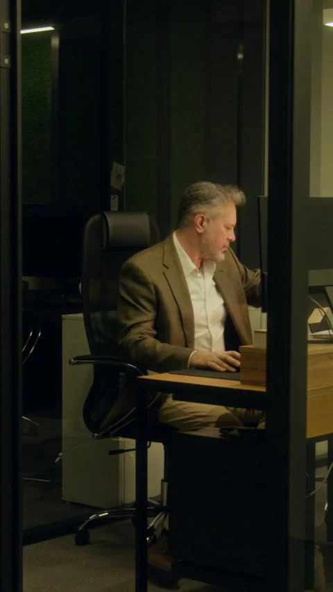 Vertical of Man Falling Asleep at Desk, Hurrying to Late-Night Office Meeting 스톡 동영상 331864485