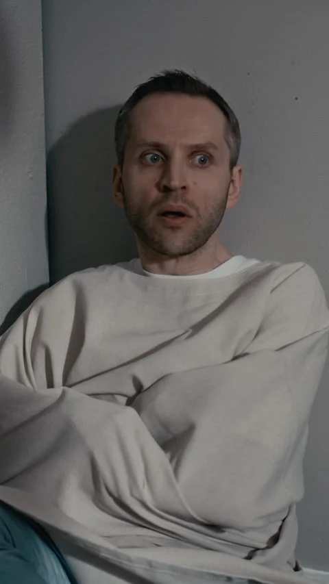 Vertical of Man in Straitjacket Experiencing Paranoid Psychosis in Clinic Vídeos de archivo 336662437