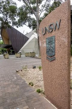 Vertical marble slab with UNSW script and emblem at the Chancellery (UNSW) 库存照片
