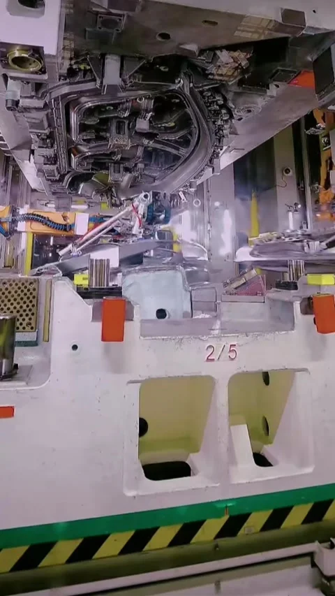 Vertical Massive Hydraulic Stamping Press Forming Car Body Panel Stock-Footage 332961433