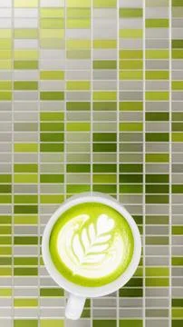Vertical matcha latte tea green art cup beverage cafe background ceramic kitchen Illustrazione stock