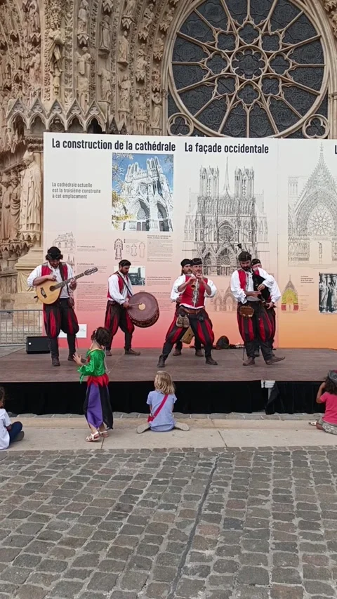 Vertical - Medieval Troubadours Performing Live at Reims Cultural Festival. Video stock 336182415