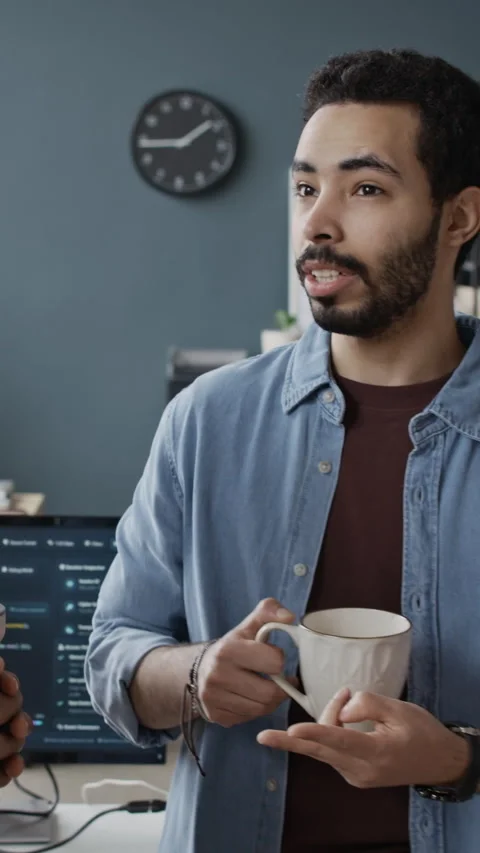 Vertical of Middle Eastern Programmer Discussing Code with Colleagues in Office Vidéo 337487878