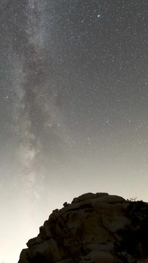 Vertical Milky Way Core Rises Beside Joshua Tree Desert Boulders Vídeos de archivo 322719936