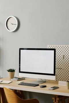 Vertical minimal office setup with computer screen mockup on desk Foto stock