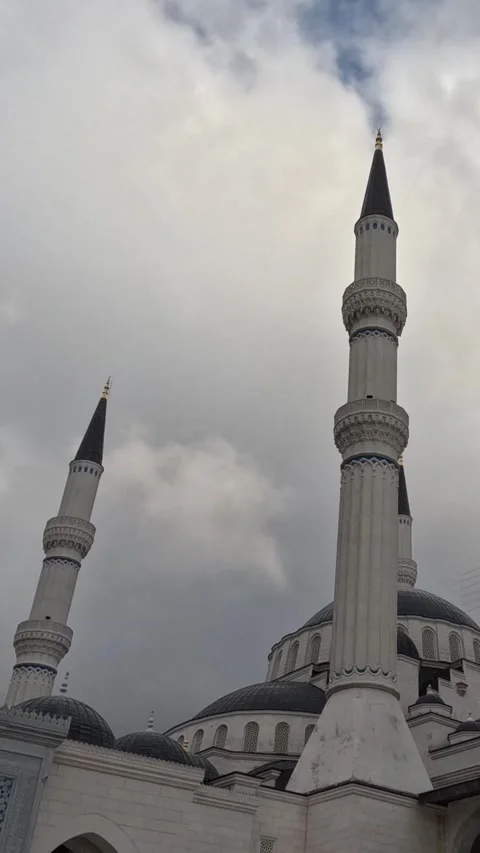 Vertical Mosque And Sky Clouds In The City Vidéo 339976646