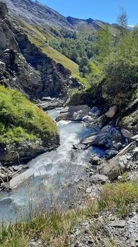 Vertical Mountain Stream Flowing Through Rocky Gorge Foto stock