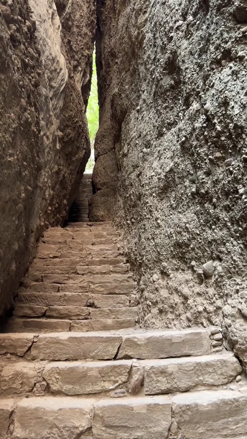 Vertical Moving Up Narrow Stone Steps in Deep Canyon Cleft Vídeos de archivo 335857990