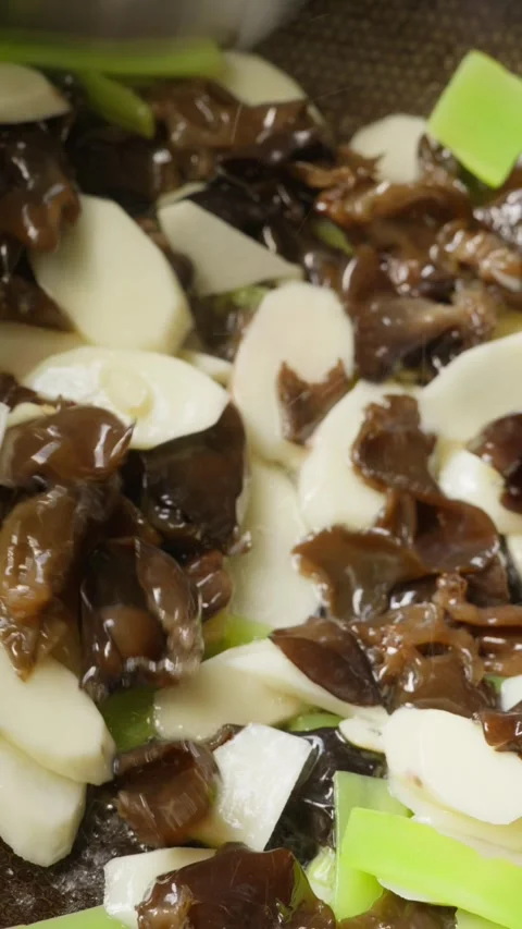 Vertical: mushrooms, lettuce stem and Chinese yam simmering. 動画素材 341837492