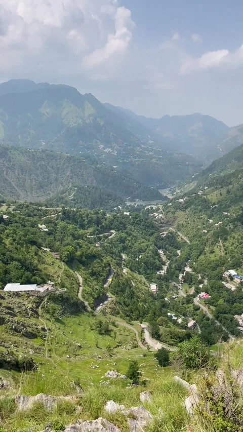Vertical nature footage captured at Malsa, Abbottabad, Pakistan 스톡 동영상 343609574