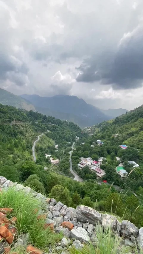 Vertical nature footage captured at Malsa, Abbottabad, Pakistan 스톡 동영상 343614199