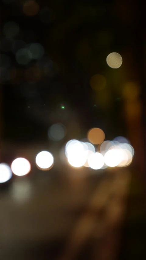Vertical night composition of blurred vehicle headlights and street lamps Vidéo 334417533