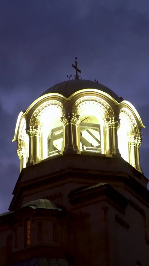 Vertical Night Drone – Alexander Nevsky Cathedral with Golden Domes, Sofia Stockbeeldmateriaal 309528508
