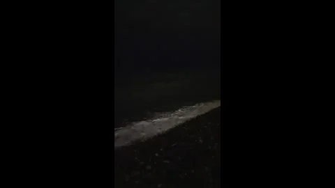 Vertical Night Foaming Wave Diagonal Left Black Sea 4K – Mute Vidéo 331238170