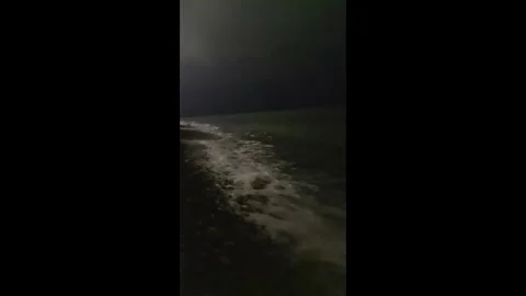 Vertical Night Foaming Wave with Lights Black Sea 4K Vidéo 331240485
