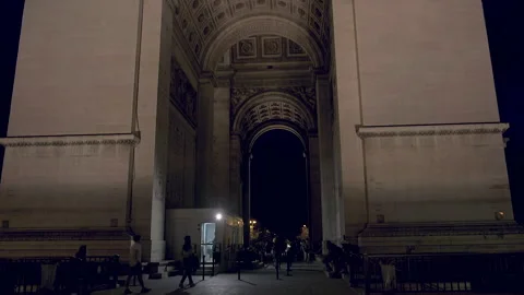 Vertical night pan of Arc de Triomphe, Paris, France, Video Video stock 280267036