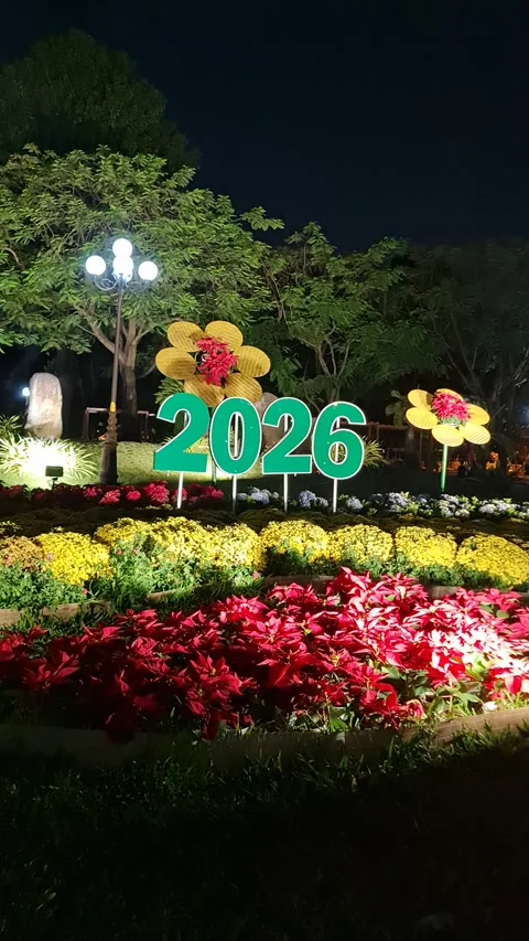 Vertical night view of Gia Dinh Park with glowing 2026 light sign Vídeos de archivo 331015127