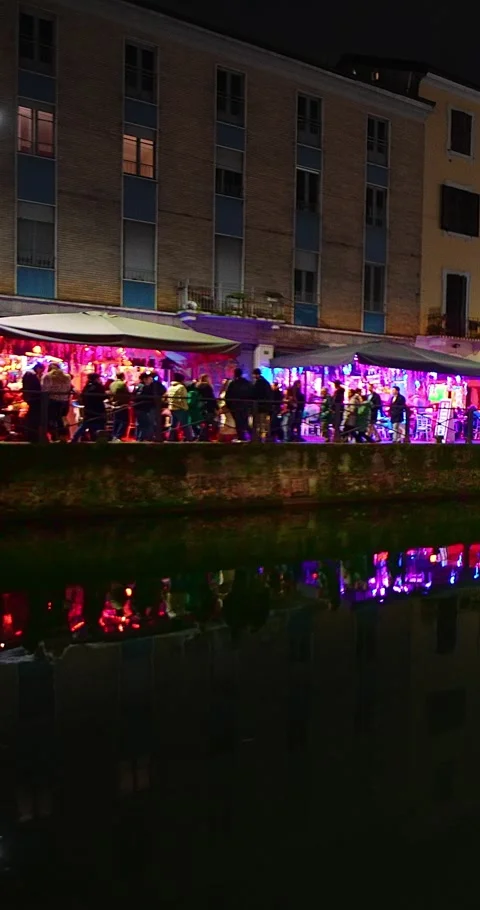 Vertical - Nightscapes - Boys walking along the bars of Navigli in Milan 스톡 동영상 304752306