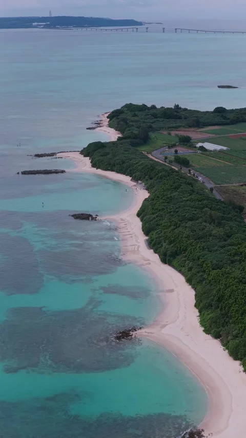 VERTICAL - North Yonaha Maehama Beach - Nishihama Beach - Irabu Bridge - Miyako Stockbeeldmateriaal 337016393