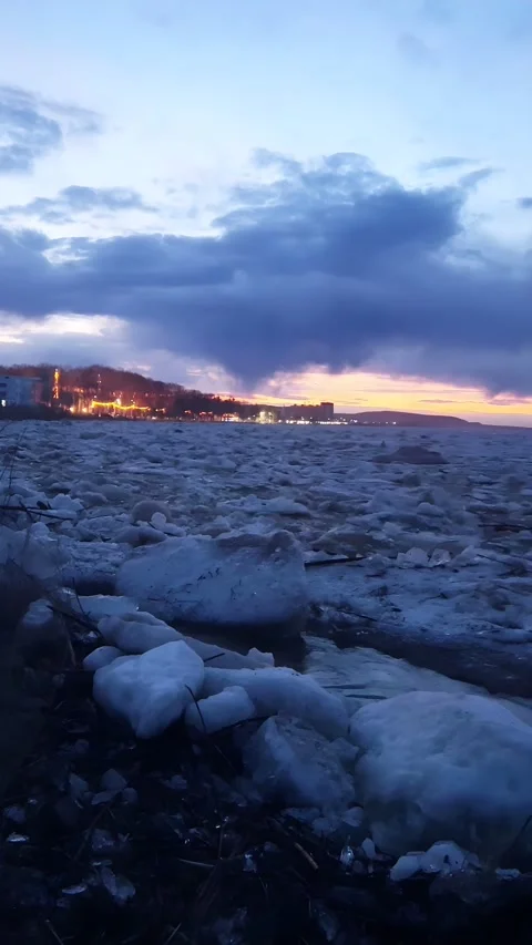 Vertical Northeast China river ice drift at sunset 库存影片 336292724