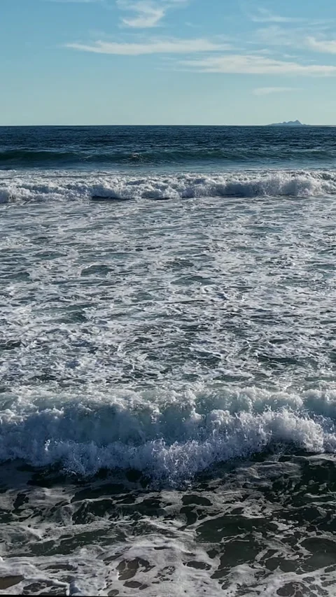 Vertical Ocean Waves Breaking on a Sandy Beach Vídeo Stock 340532495