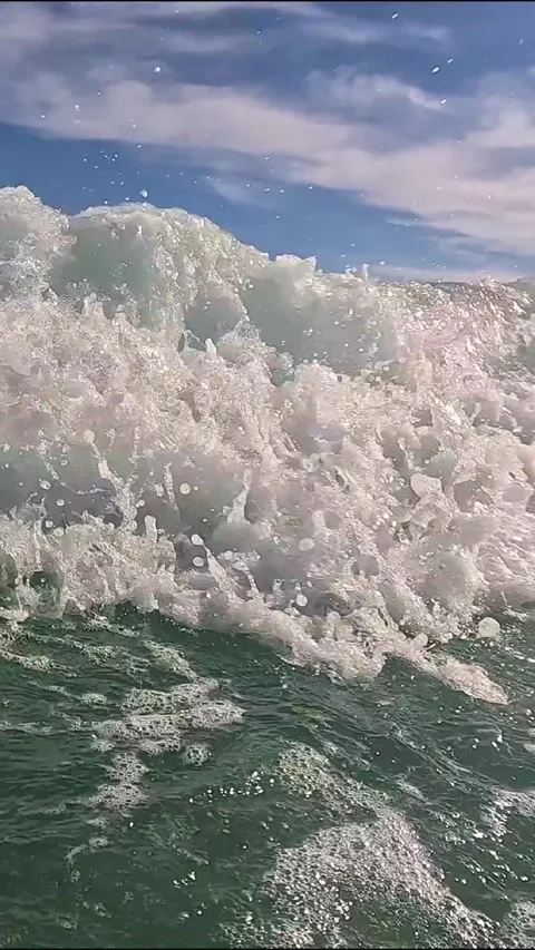 Vertical Ocean Waves Breaking at Water Level Video stock 336195457