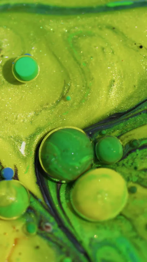 Vertical oil flow paint art blend glitter bubble Stock Footage 334017458